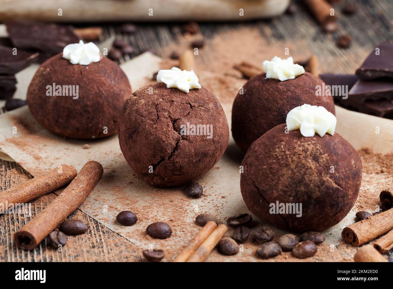 gâteau de pommes de terre frais à base de beurre et de cacao, dessert  traditionnel patate douce au chocolat Photo Stock - Alamy