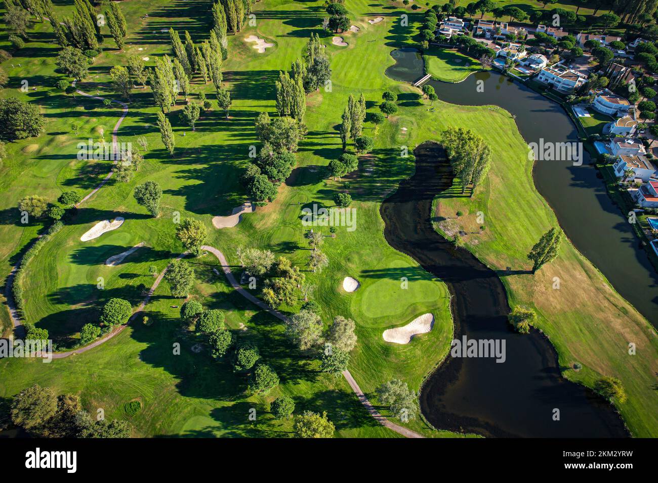 Vue aérienne du parcours de golf de la grande motte et de l'habitat des flamants d'etang de l'autre côté de la route Banque D'Images
