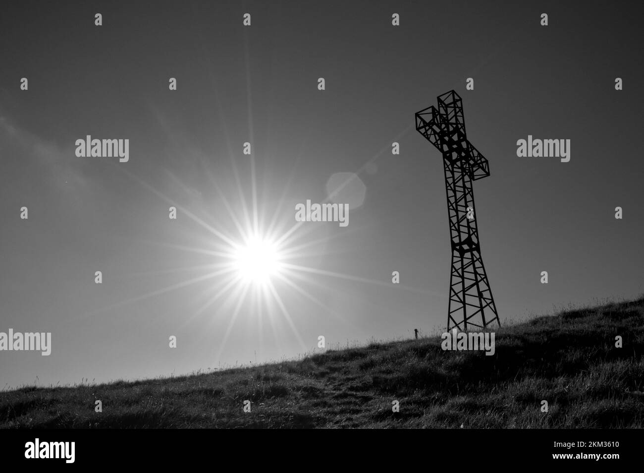 montagne san vicino, marche, italie. croix de la montagne san vicino en italie. Banque D'Images