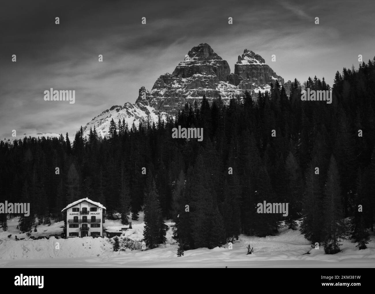 les trois sommets de lavaredo pendant la saison d'hiver. les dolomites de lavaredo avec de la neige. Banque D'Images