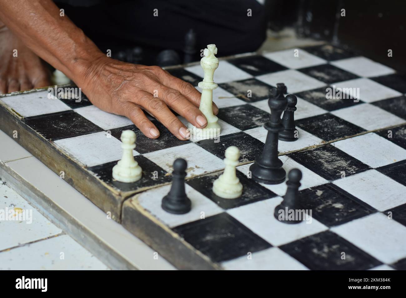 Chessboard et mains, jeux d'échecs qui sont familiers à la société en général Banque D'Images