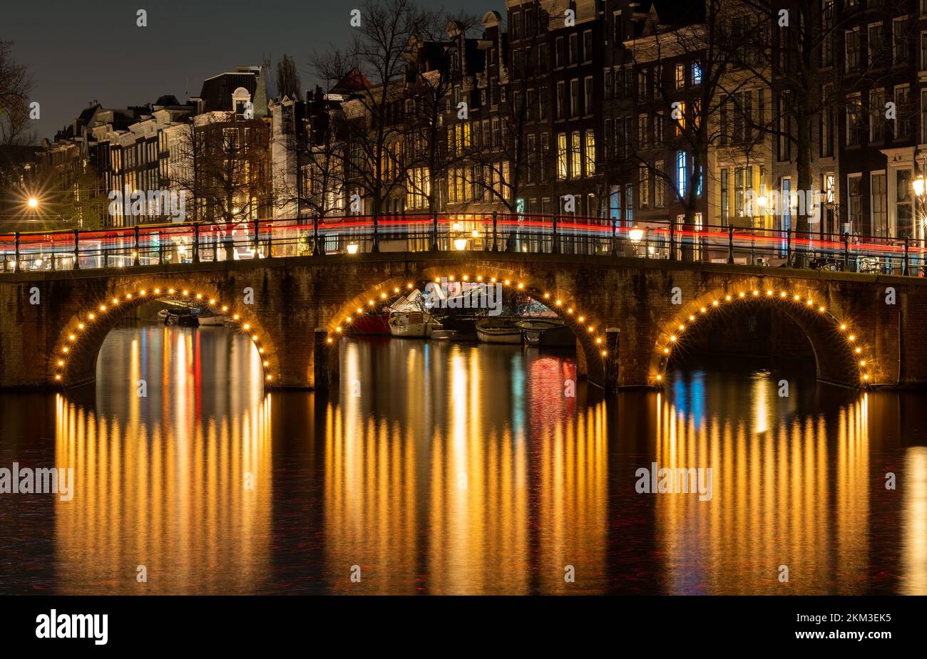 Canaux célèbres d'Amsterdam la nuit, longue exposition Banque D'Images