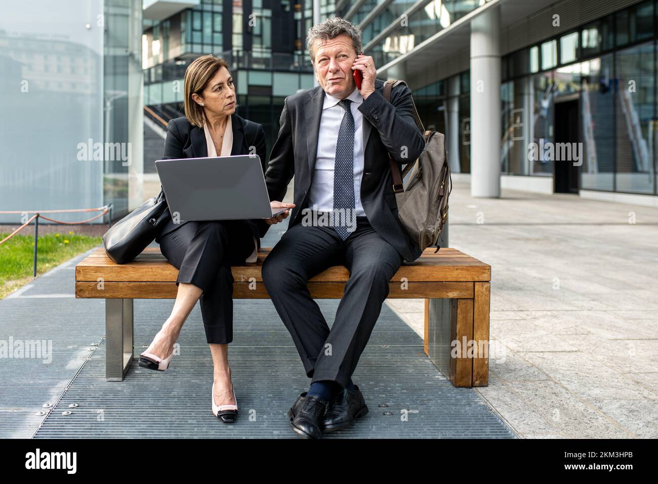 Femme d'affaires adulte mature discutant du travail avec un collègue masculin senior, deux associés d'affaires travaillant ensemble à l'extérieur et parlant au sujet d'une entreprise r Banque D'Images