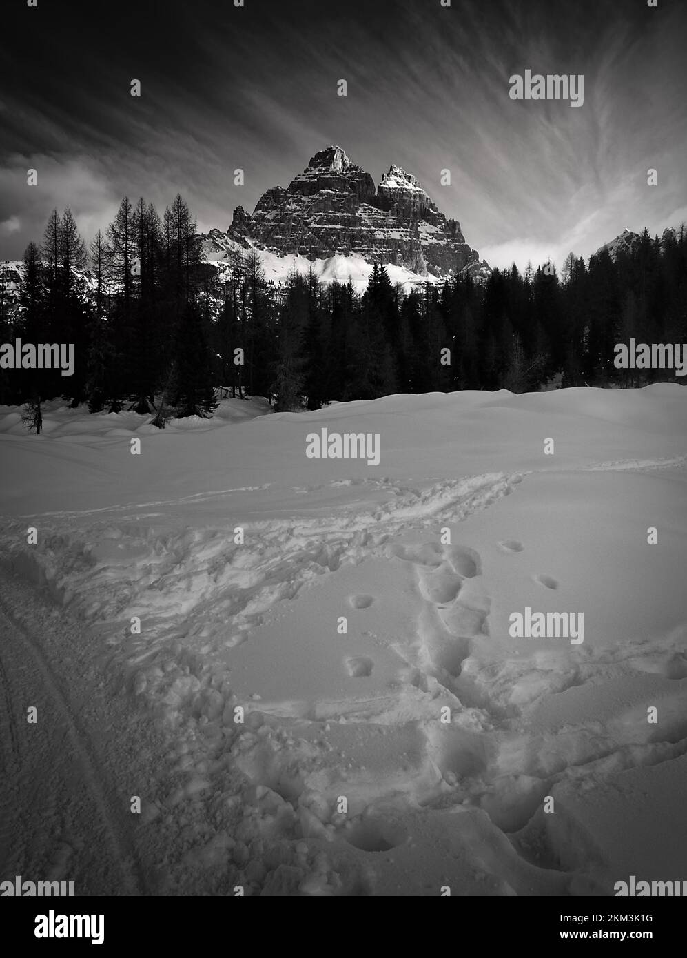 Trois pics de Lavaredo avec neige en hiver. Banque D'Images