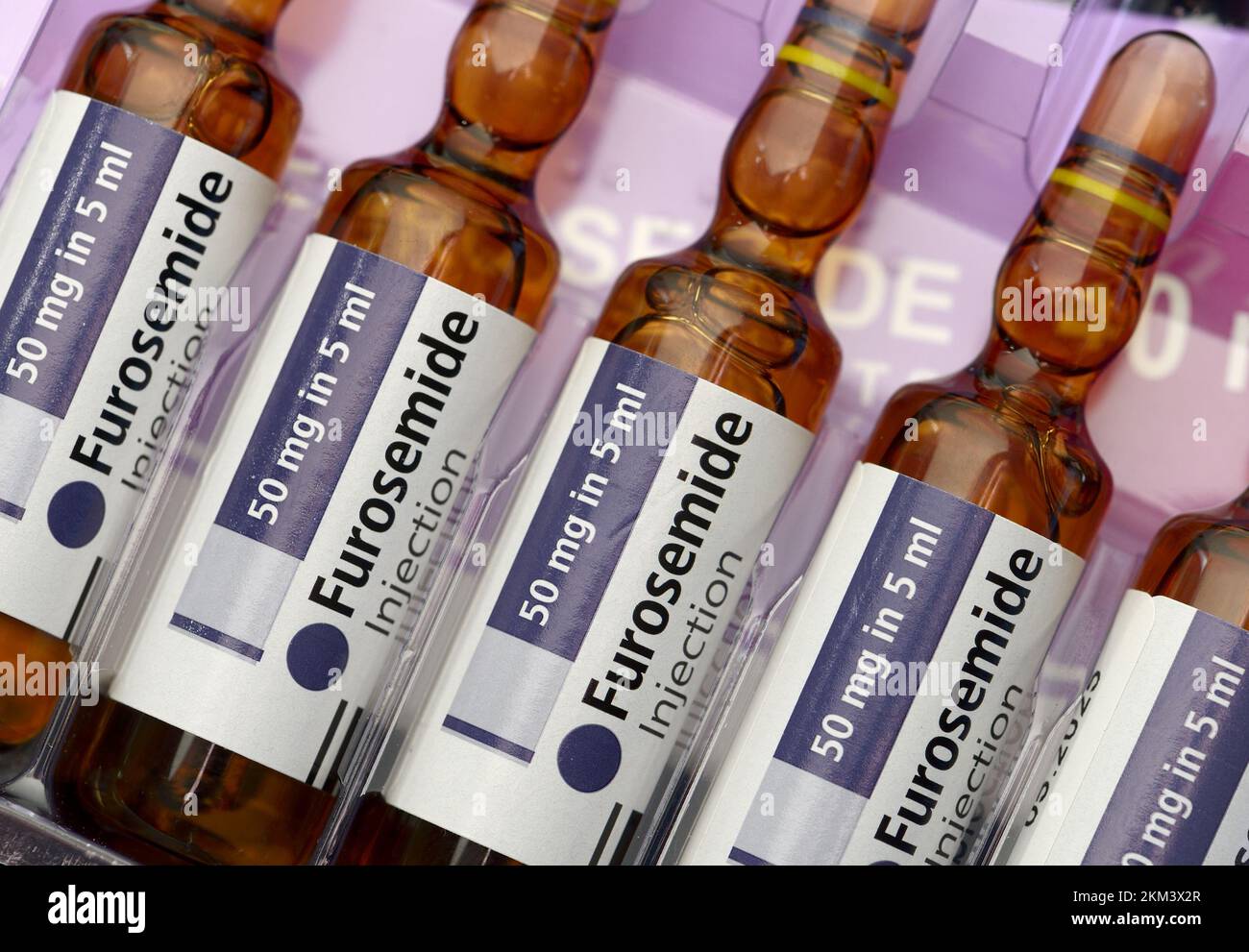 Furosémide - médicament pour traiter l'hypertension artérielle et l'œdème. 50mg phials de la drogue liquide pour l'injection ou la livraison intraveineuse Banque D'Images