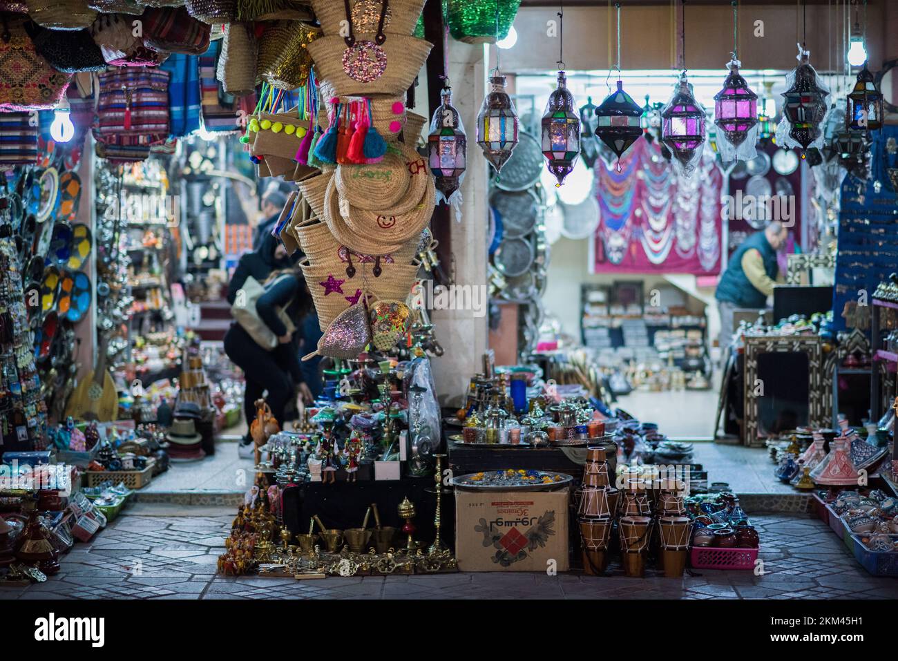 Marrakech, Maroc - 28 février 2022 : toutes sortes de souvenirs exposés dans une boutique de l'ancien quartier de Médina. Banque D'Images