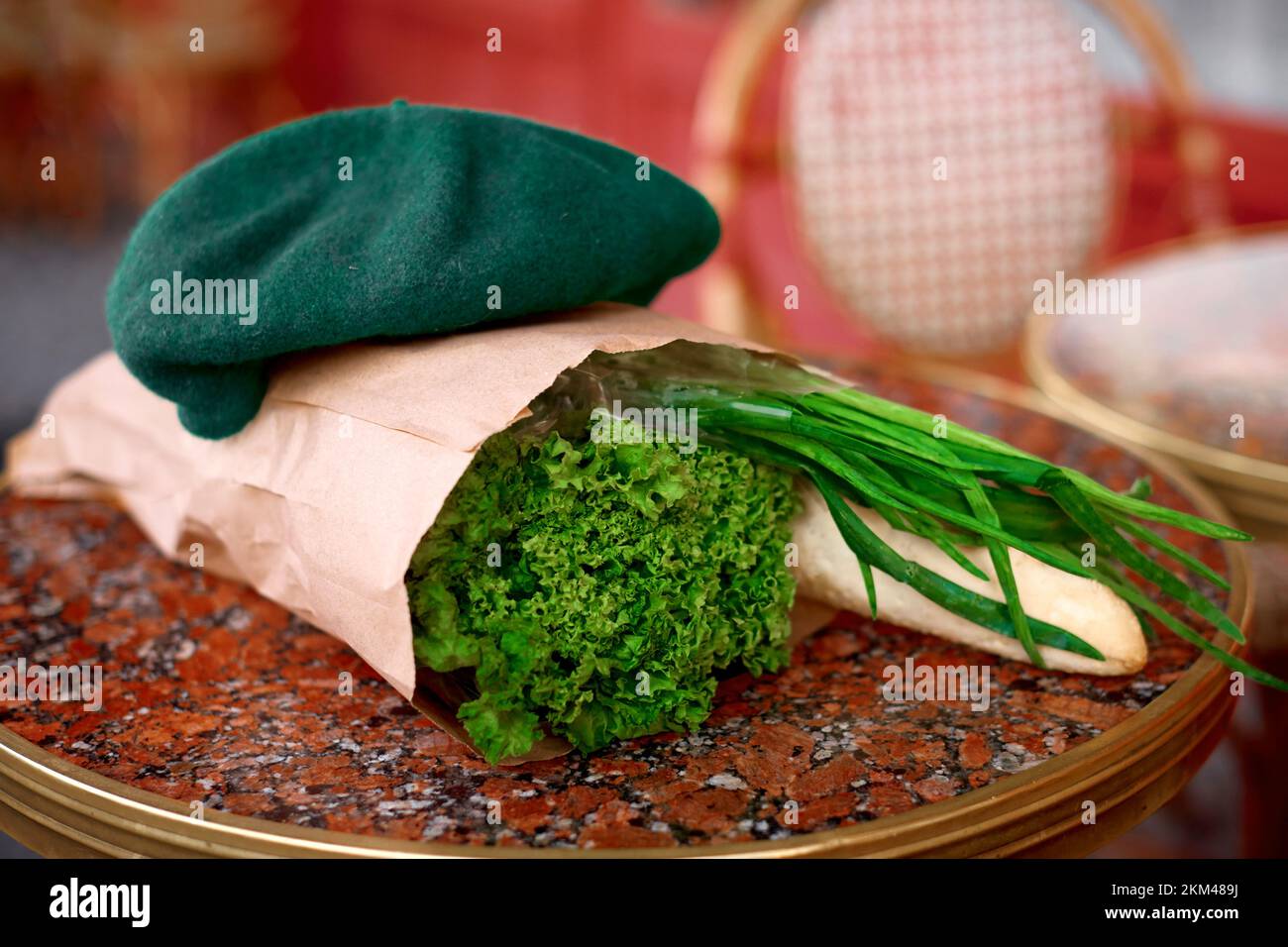 Sac d'épicerie avec des produits frais et sains dans un café français sur table à l'extérieur dans la rue livraison des produits Banque D'Images