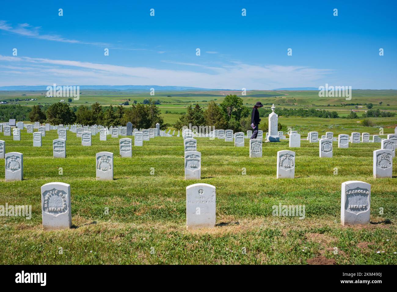 Crow Agency, MT, Etats-Unis - 23 juin 2022: Visite touristique du champ de bataille de Little Bighorn, Monument national. Sur la photo, des pierres tombales du Cemete national de Custer Banque D'Images