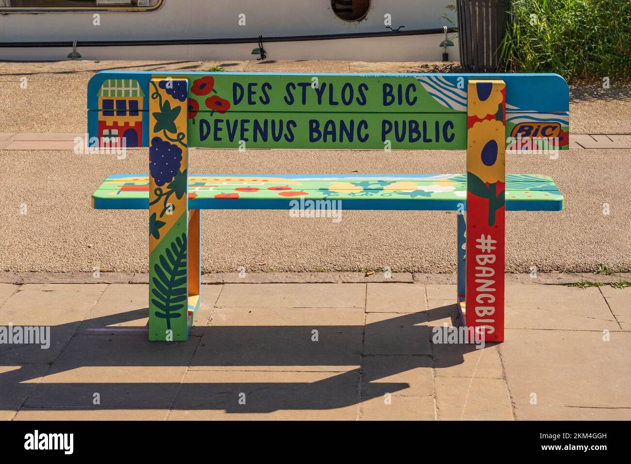 Recyclage du plastique en France: BIC biros converti en banc public Banque D'Images