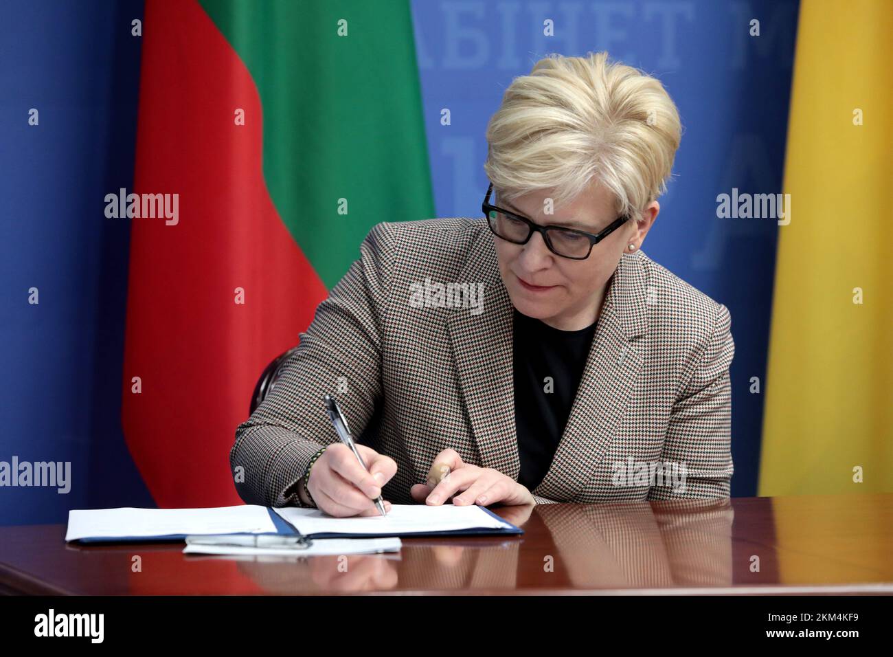 KIEV, UKRAINE - le 26 NOVEMBRE 2022 - le Premier ministre de la République de Lituanie, Ingrida Simonyte, signe la déclaration commune sur les résultats du Lubli Banque D'Images