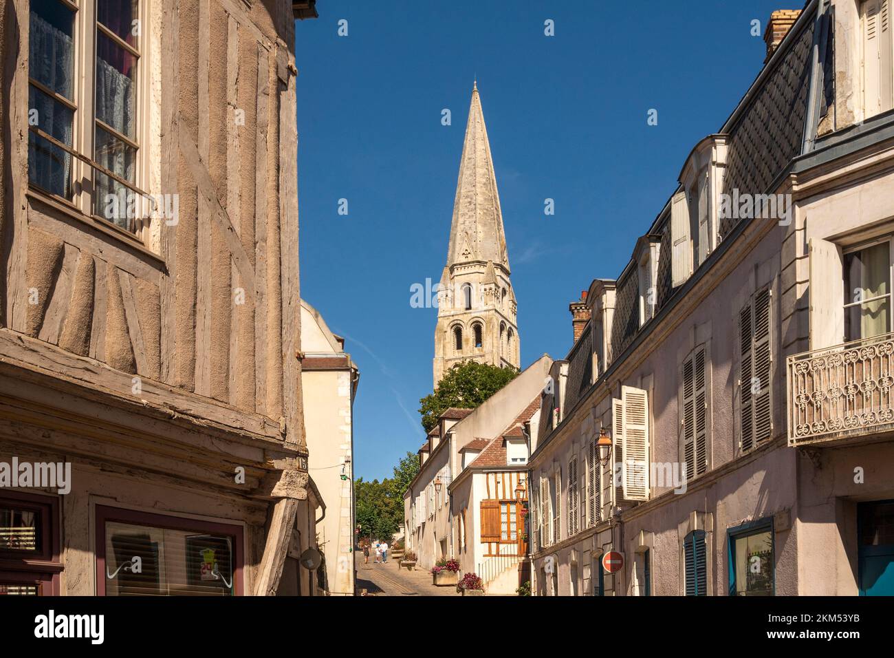La vieille ville d'Auxerre avec le Tour Saint-Jean, France Banque D'Images