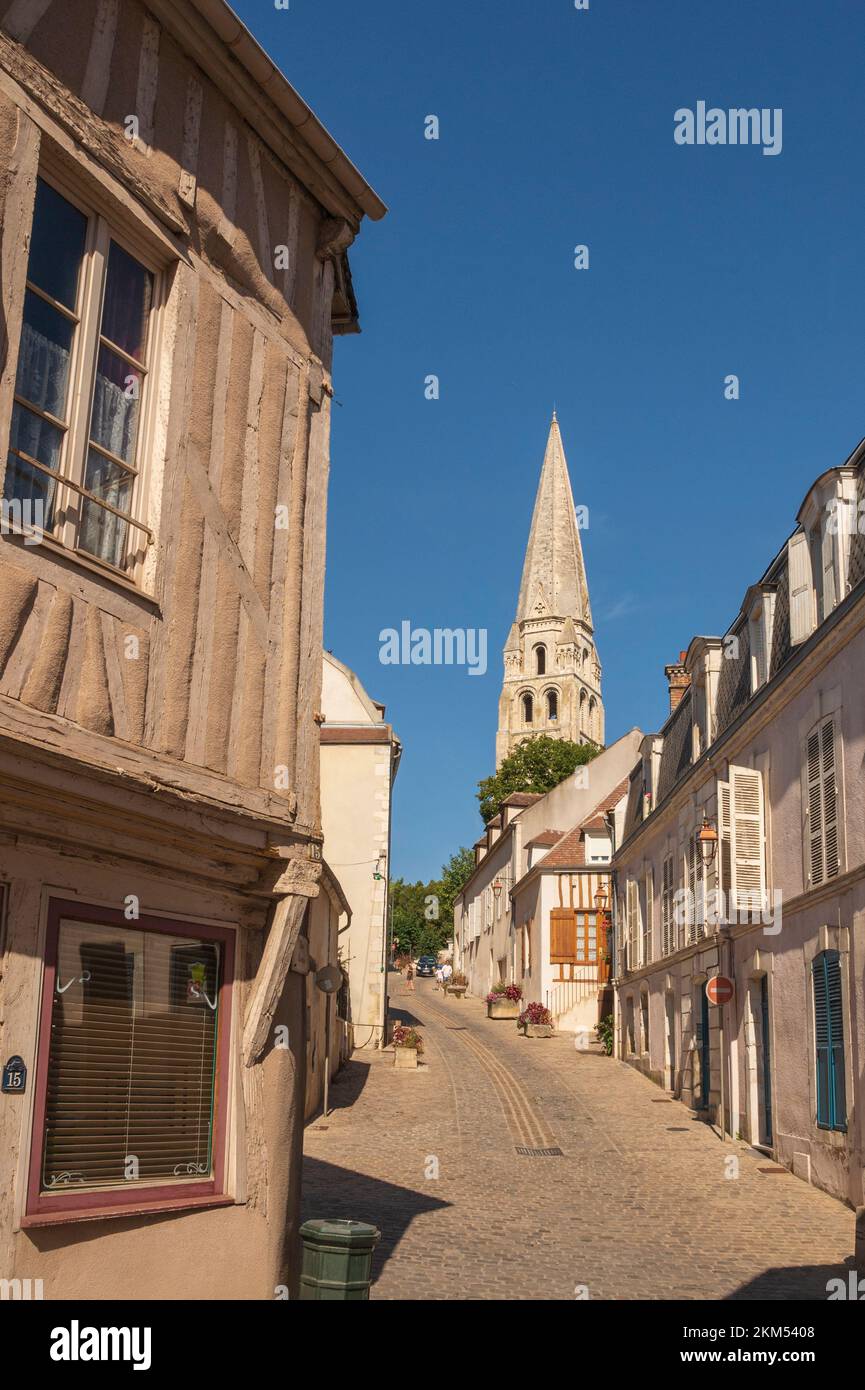 La vieille ville d'Auxerre avec l'église Tour Saint-Jean, France Banque D'Images