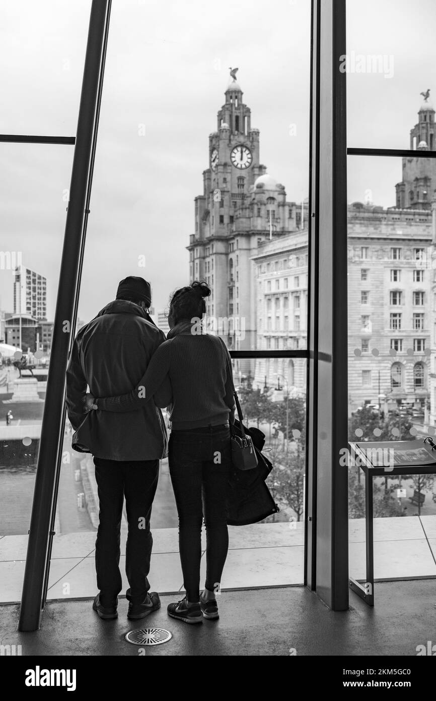 Une photo d'un couple surplombant le bâtiment Liver Bird du musée de Liverpool Banque D'Images