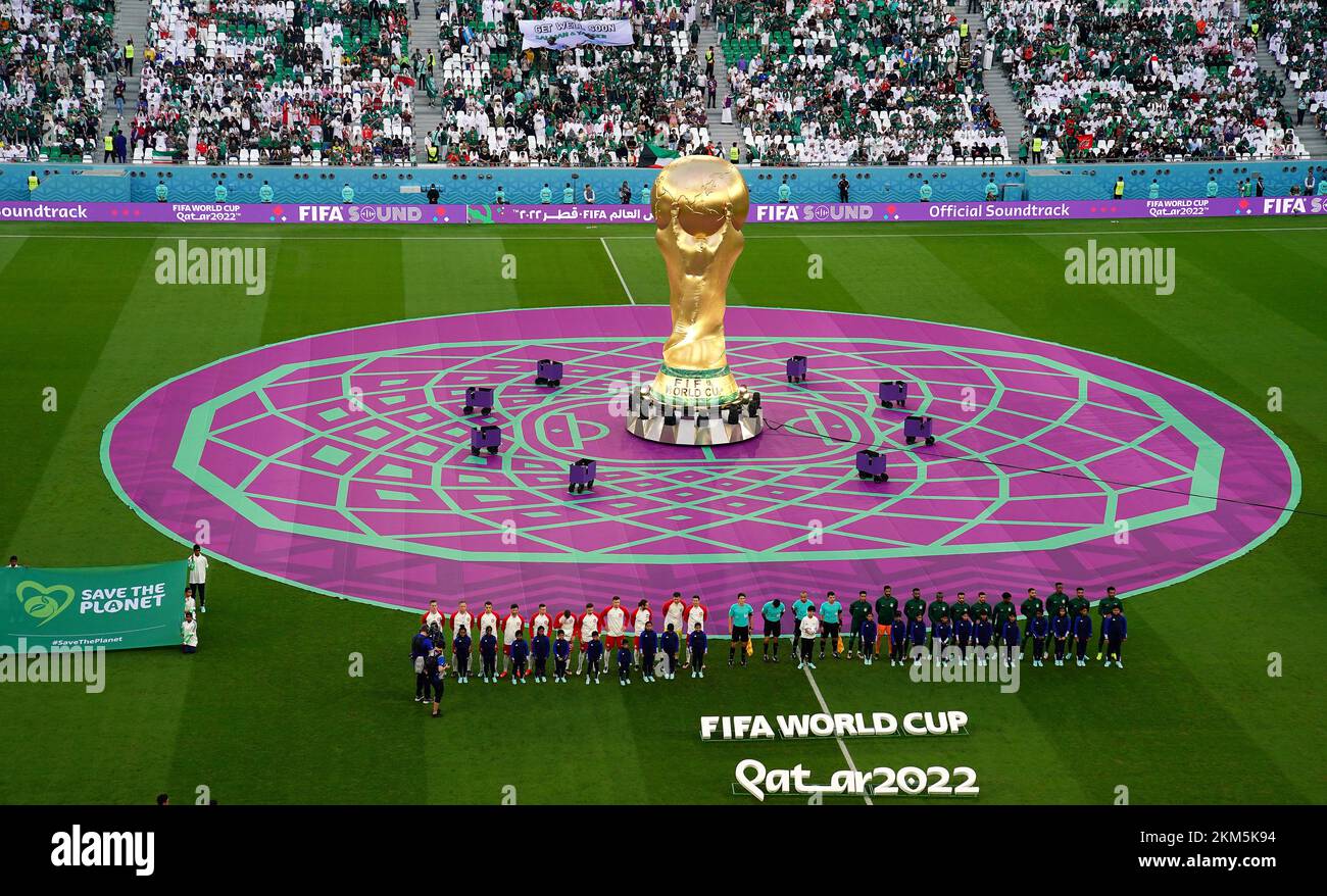 Les joueurs de la Pologne et de l'Arabie Saoudite se disputent avant le match de la coupe du monde de la FIFA du groupe C au stade Education City à Doha, au Qatar. Date de la photo: Samedi 26 novembre 2022. Banque D'Images