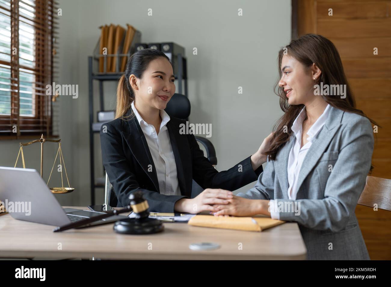 Justice et avocat. Rencontre avec un avocat et solution de consolation à son client fournir des conseils juridiques et de la confiance engagement pression sérieux pour le problème Banque D'Images