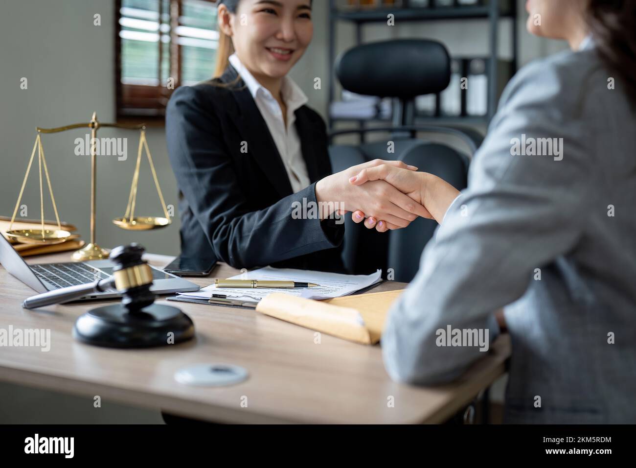 Le juge Gavel marteau sur une table en bois avec le juge et le client qui se tremble après avoir été conseillé en arrière-plan à la salle d'audience, concept de service d'avocat. Banque D'Images