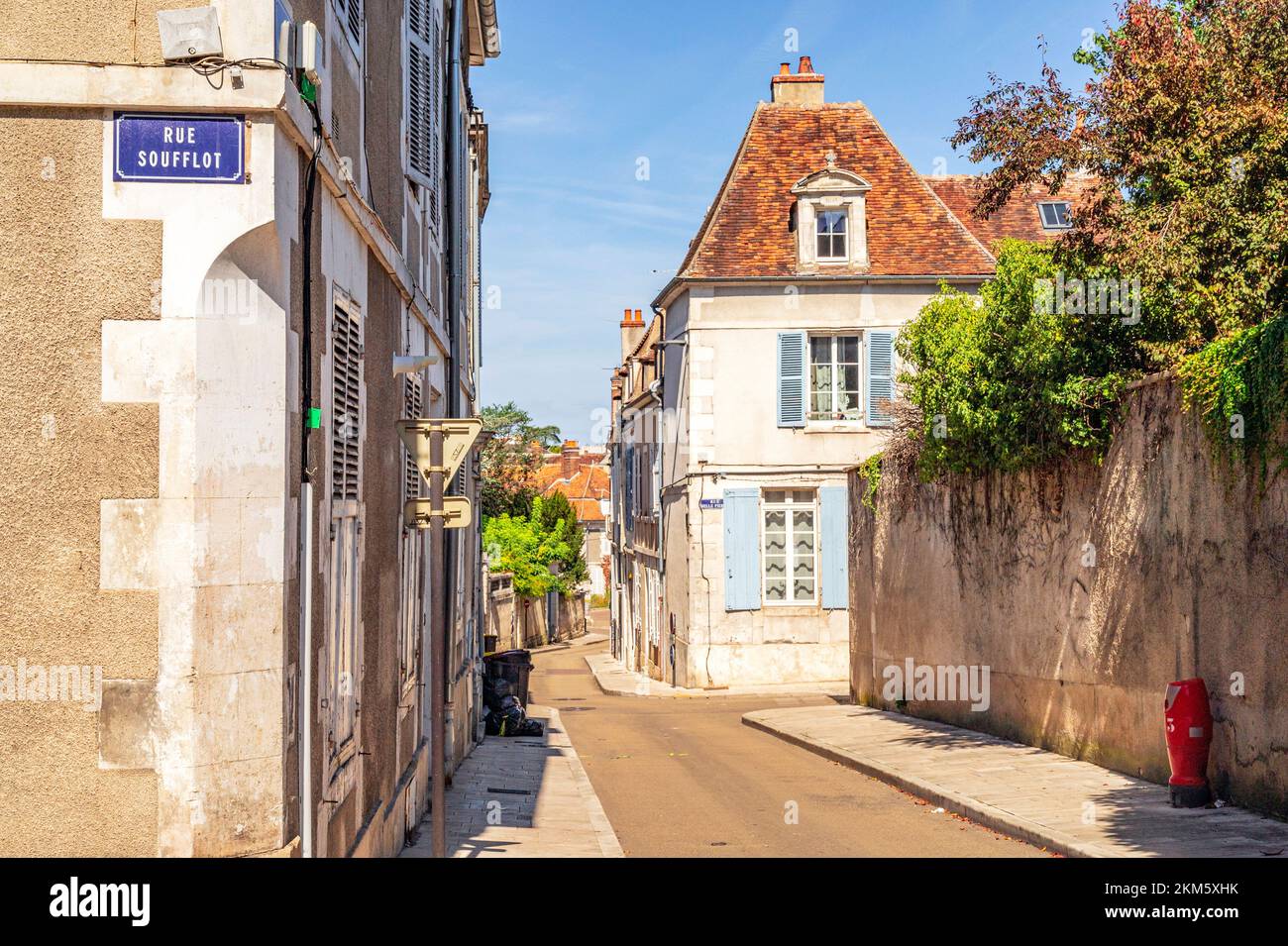 La rue de l'égalité dans la vieille ville d'Auxerre, France Banque D'Images