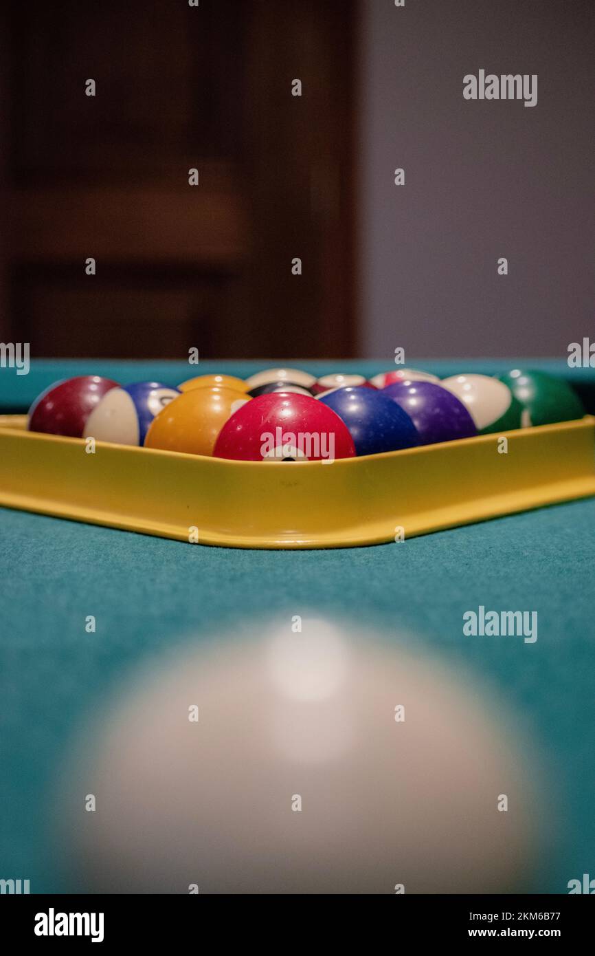 Vue sur les balles de Ballard avec une boule de repère et une table recouverte de baiser verte. Banque D'Images