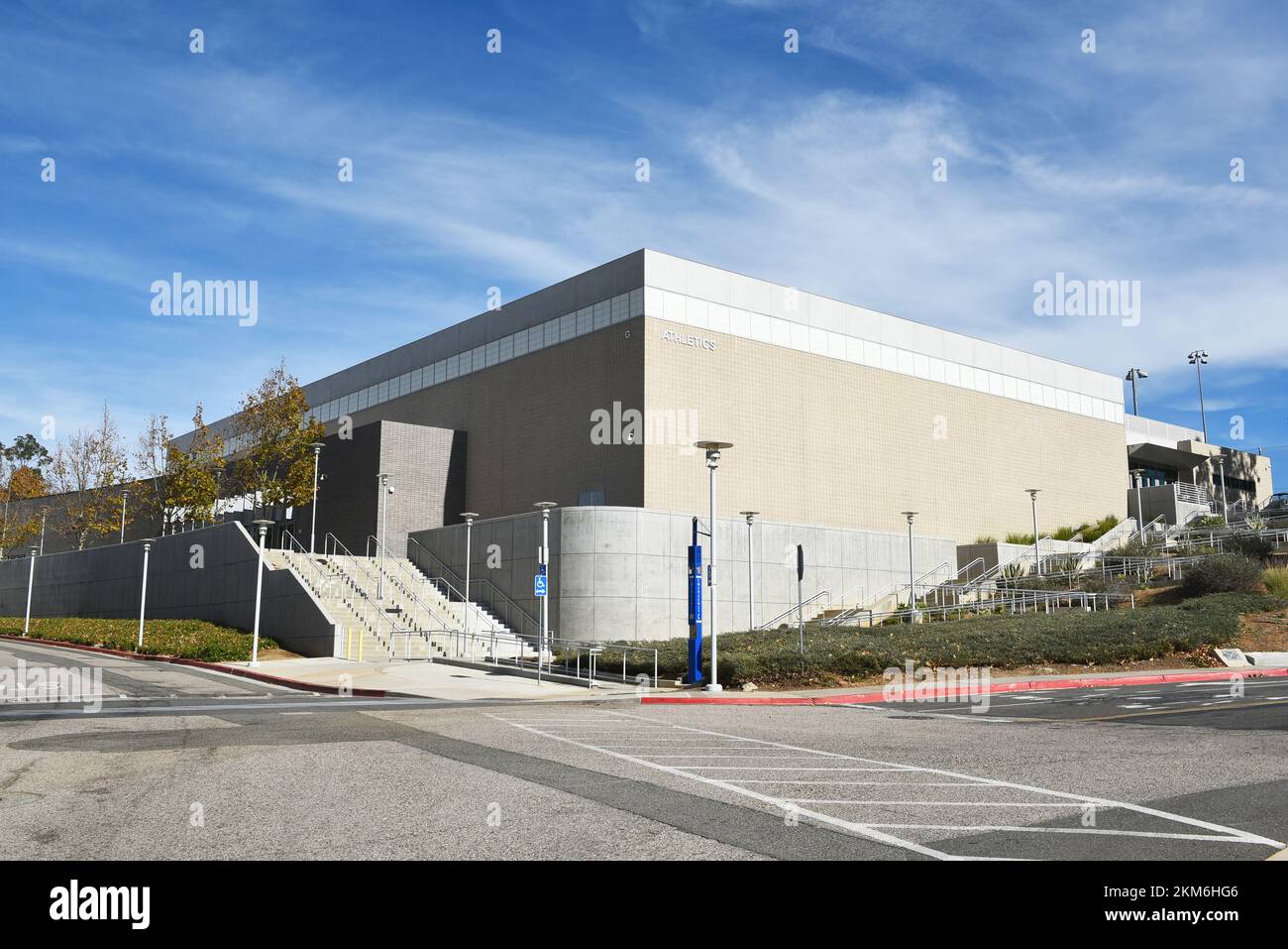 ORANGE, CALIFORNIE - 25 NOVEMBRE 2022 : le bâtiment Athletics sur le campus de Santiago Canyon College Banque D'Images