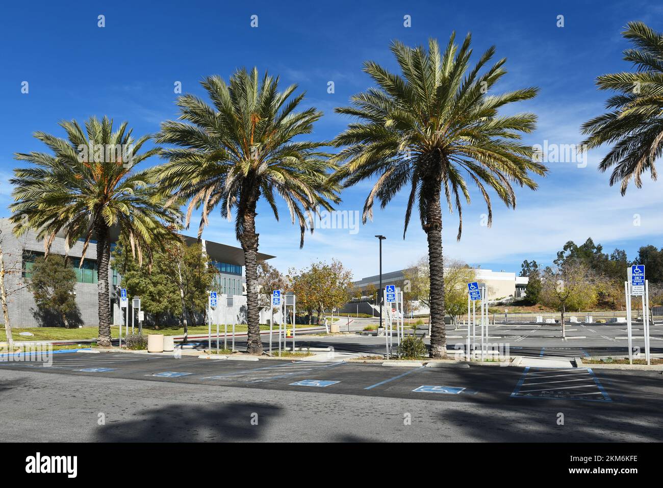 ORANGE, CALIFORNIE - 25 NOVEMBRE 2022 : parking sur le campus de Santiago Canyon College Banque D'Images