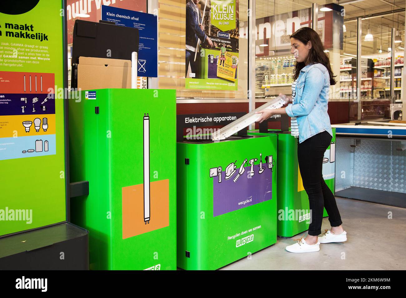 Collecte de tubes fluorescents dans un marché de la construction pour le recyclage. Pays-Bas. fotografie vvbvanbree Banque D'Images