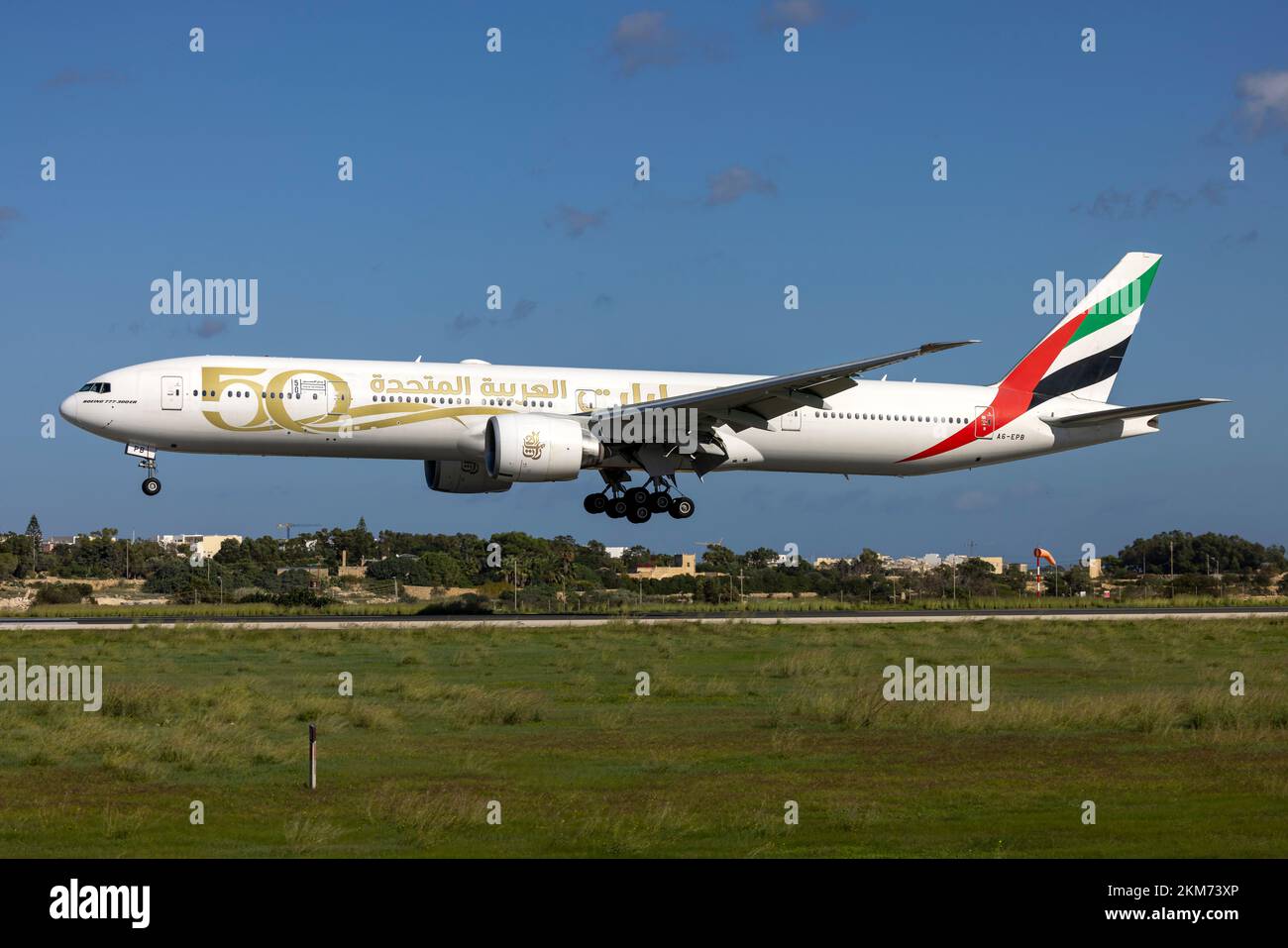 Emirates Boeing 777-31H-ER (REG: A6-EPB) qui arbore le programme « 50th ans des Émirats arabes Unis ». Banque D'Images