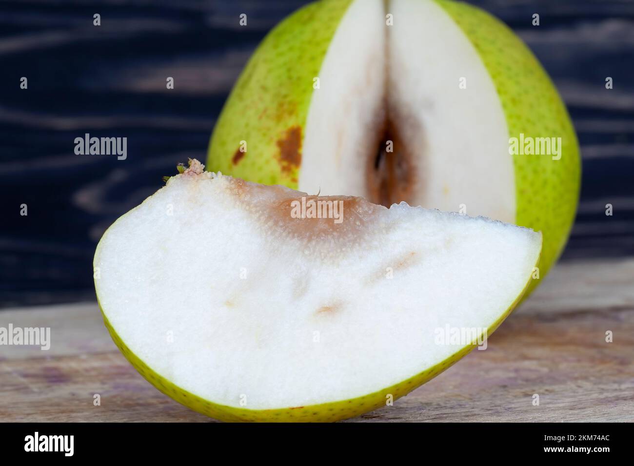 poire coupée en morceaux et tranches pendant la cuisson, poire juteuse et mûre dans la cuisine pendant la cuisson, pourrie à l'intérieur Banque D'Images