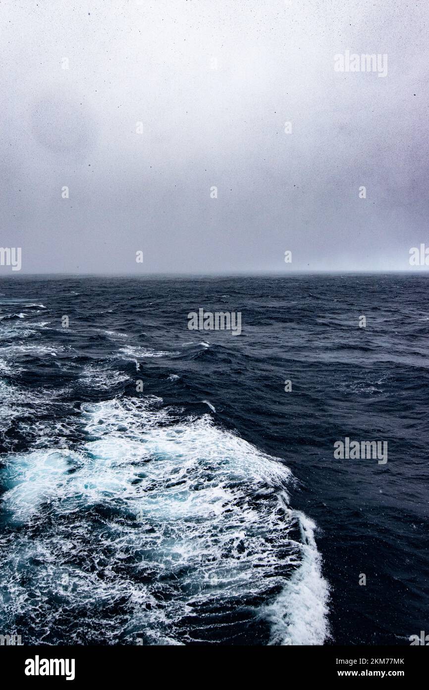 Traversée d'un passage de Drake avec ciel couvert. Banque D'Images