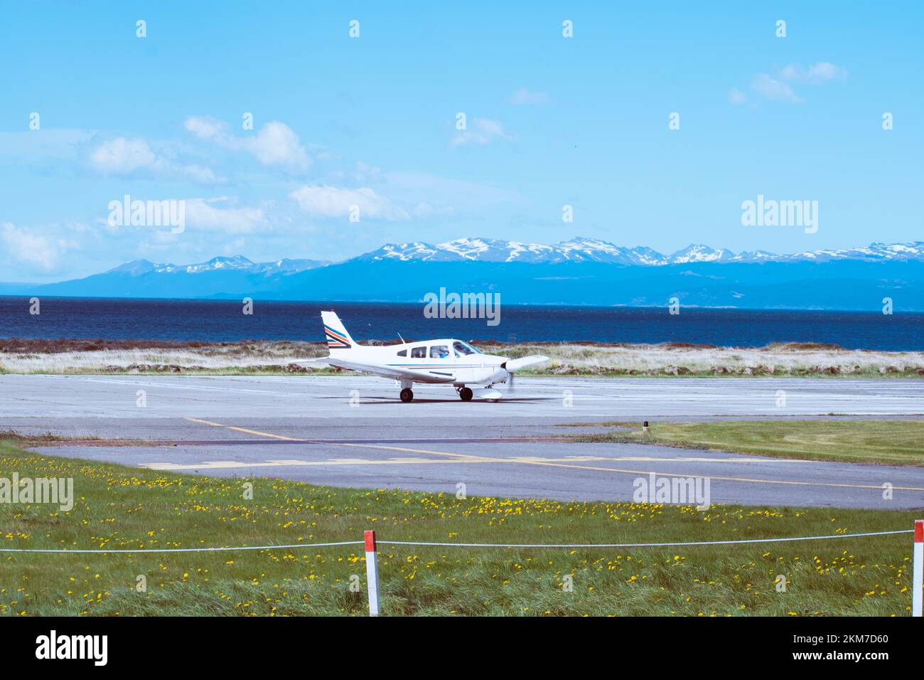 Un petit avion à moteur unique sur la piste d'atterrissage à Ushuaia en Argentine. Avec des montagnes en arrière-plan. Banque D'Images