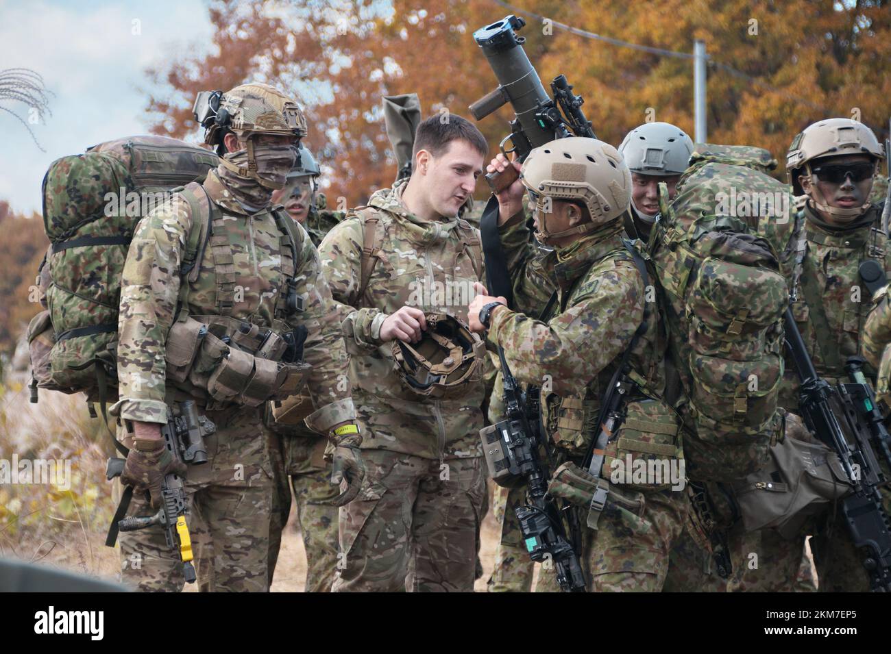 Shinto, Japon. 26th novembre 2022. Un membre de la Brigade aéroportée 1st de la Force d'autodéfense au sol japonaise et du Royal Horse Artillery Regiment 1st de l'armée britannique participent samedi à l'exercice militaire conjoint du Royaume-Uni et du Japon intitulé « Iles vigilantes » dans la zone de manœuvre de Somagahara dans la préfecture de Gunma, au Japon 26 novembre 2022. Photo par Keizo Mori/UPI crédit: UPI/Alay Live News Banque D'Images