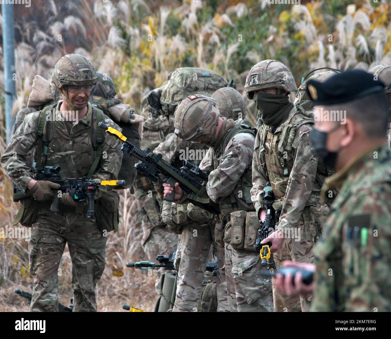 Shinto, Japon. 26th novembre 2022. Un membre de la Brigade aéroportée 1st de la Force d'autodéfense au sol japonaise et du Royal Horse Artillery Regiment 1st de l'armée britannique participent samedi à l'exercice militaire conjoint du Royaume-Uni et du Japon intitulé « Iles vigilantes » dans la zone de manœuvre de Somagahara dans la préfecture de Gunma, au Japon 26 novembre 2022. Photo par Keizo Mori/UPI crédit: UPI/Alay Live News Banque D'Images