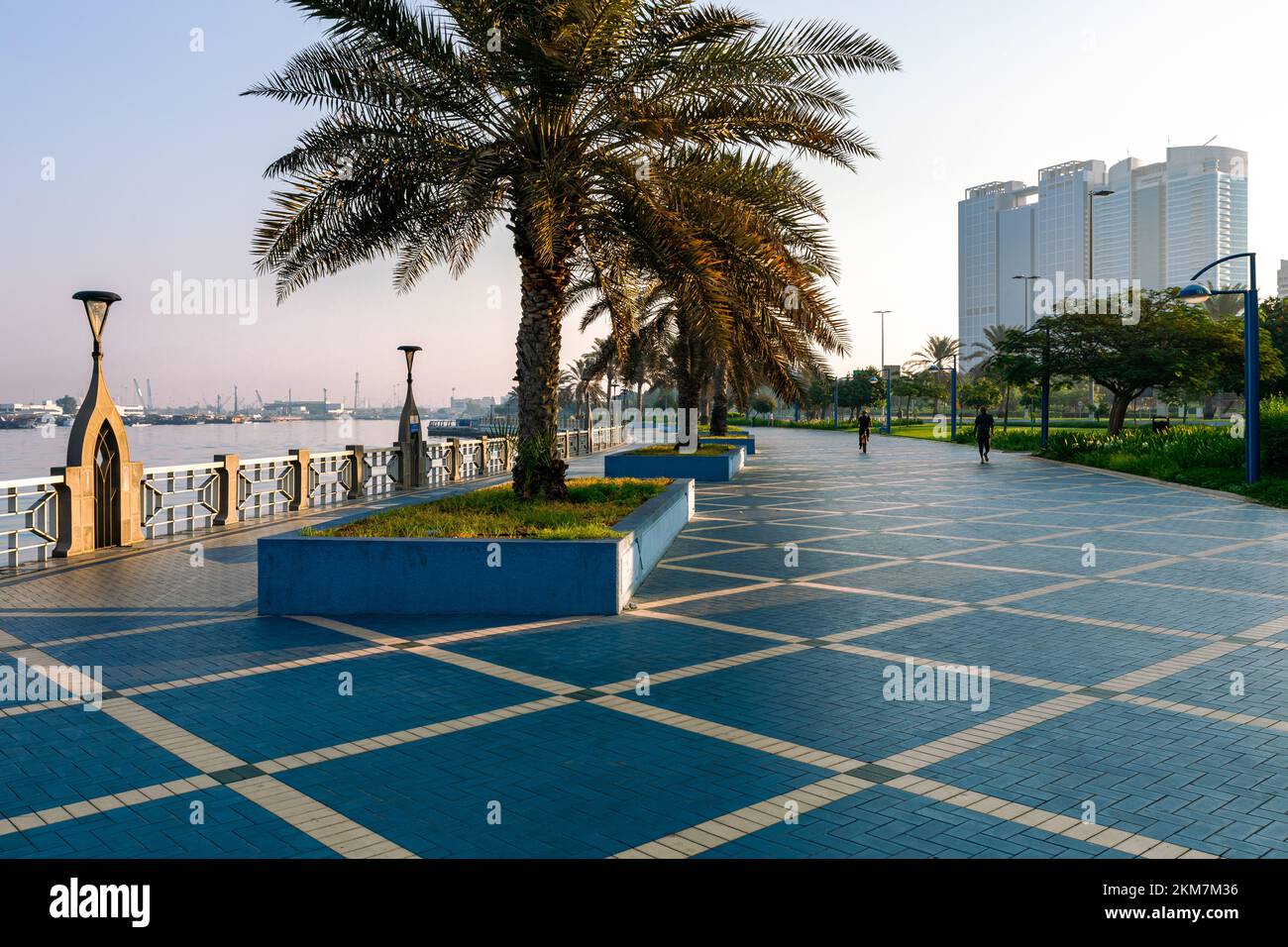 Ligne d'horizon d'Abu Dhabi depuis la Corniche. Abu Dhabi, gratte-ciels modernes et Landmark. Promenade à Abu Dhabi. Émirats arabes Unis, Moyen-Orient. Banque D'Images