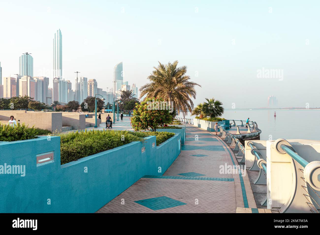 Ligne d'horizon d'Abu Dhabi depuis la Corniche. Abu Dhabi, gratte-ciels modernes et Landmark. Promenade à Abu Dhabi. Émirats arabes Unis, Moyen-Orient. Banque D'Images