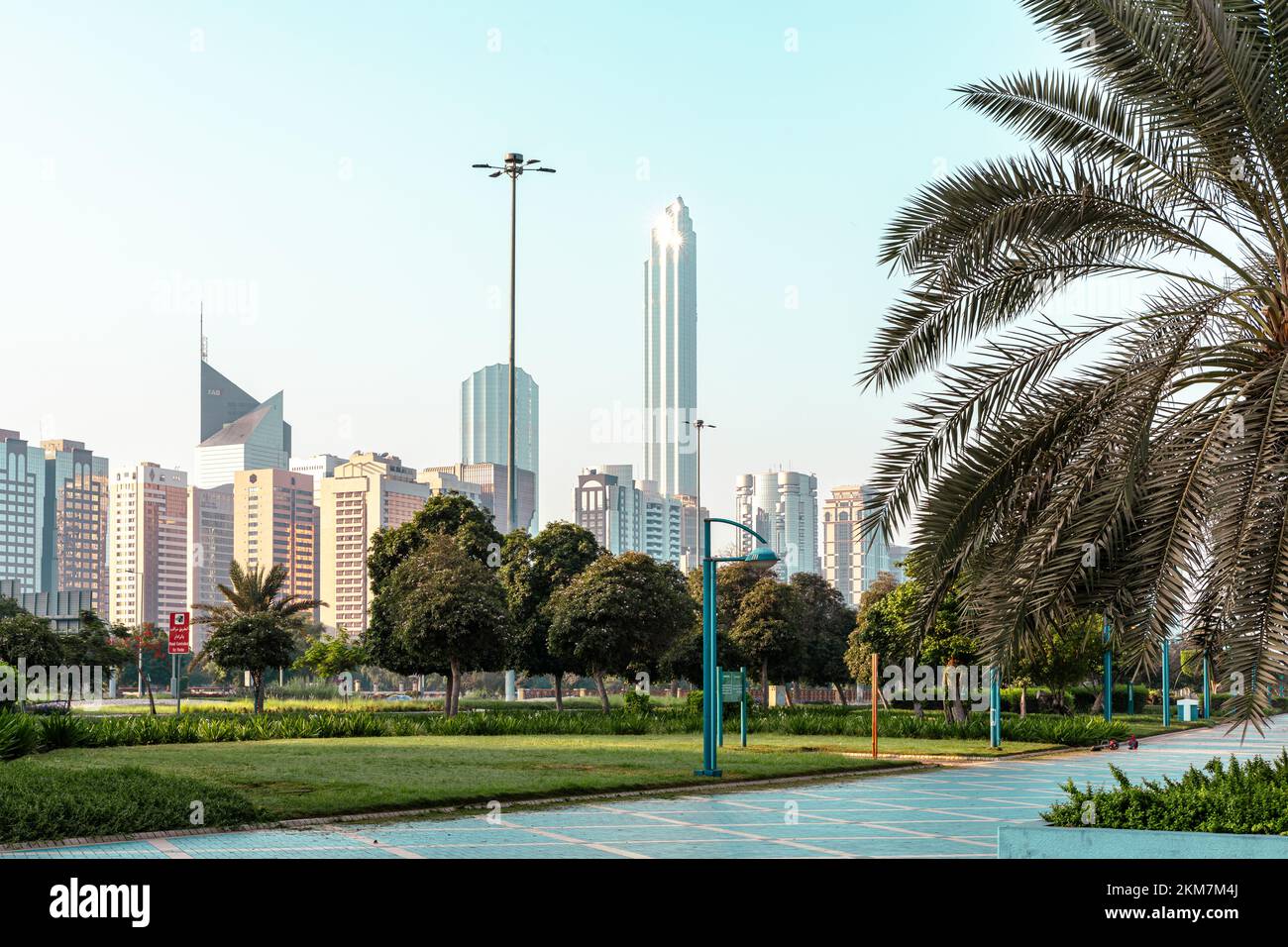 Ligne d'horizon d'Abu Dhabi depuis la Corniche. Abu Dhabi, gratte-ciels modernes et Landmark. Promenade à Abu Dhabi. Émirats arabes Unis, Moyen-Orient. Banque D'Images