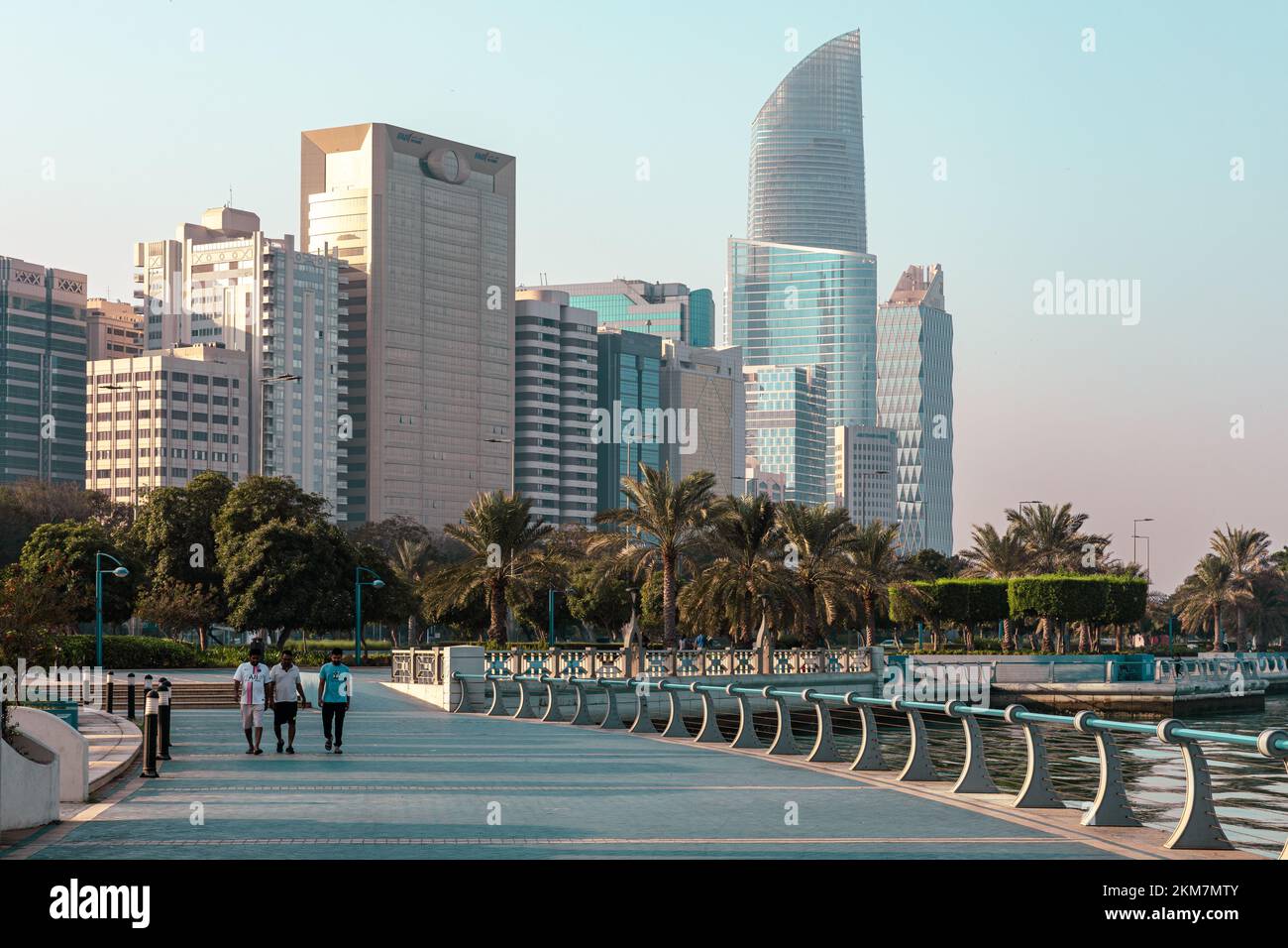 Ligne d'horizon d'Abu Dhabi depuis la Corniche. Abu Dhabi, gratte-ciels modernes et Landmark. Promenade à Abu Dhabi. Émirats arabes Unis, Moyen-Orient. Banque D'Images