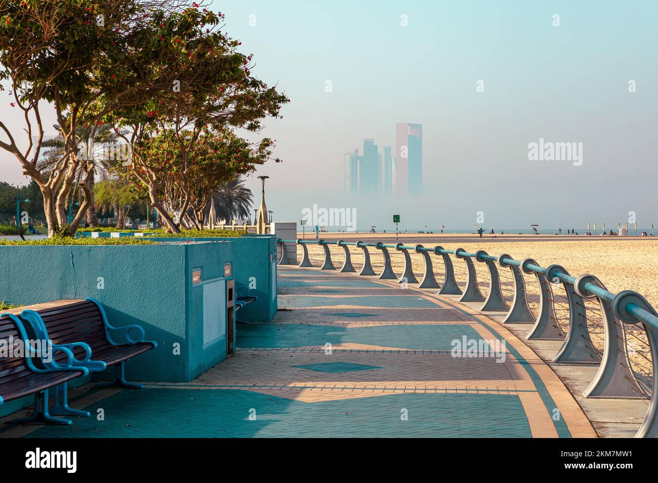 Ligne d'horizon d'Abu Dhabi depuis la Corniche. Abu Dhabi, gratte-ciels modernes et Landmark. Promenade à Abu Dhabi. Émirats arabes Unis, Moyen-Orient. Banque D'Images