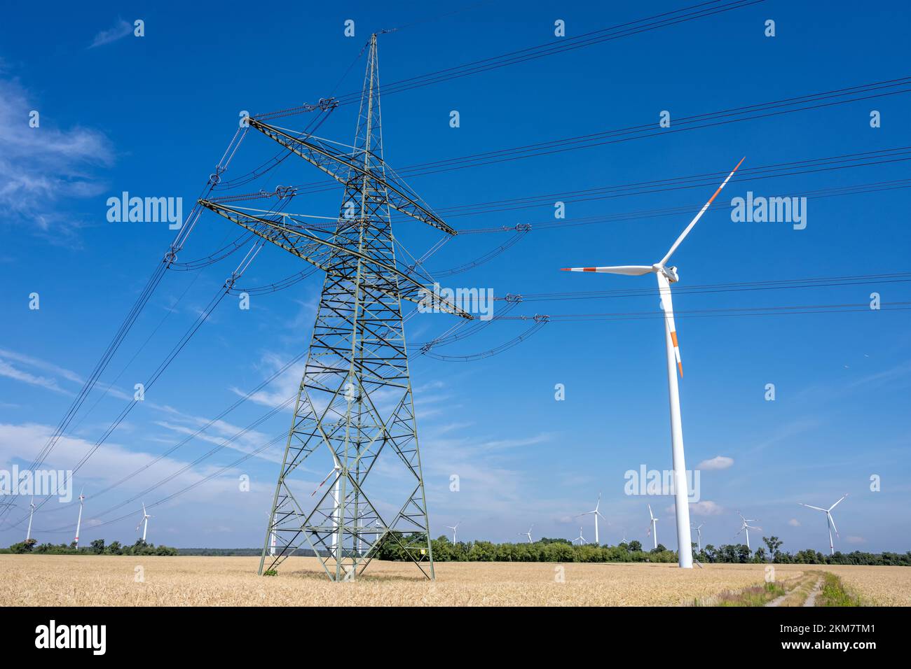 Un pylône d'électricité avec des éoliennes vu en Allemagne Banque D'Images