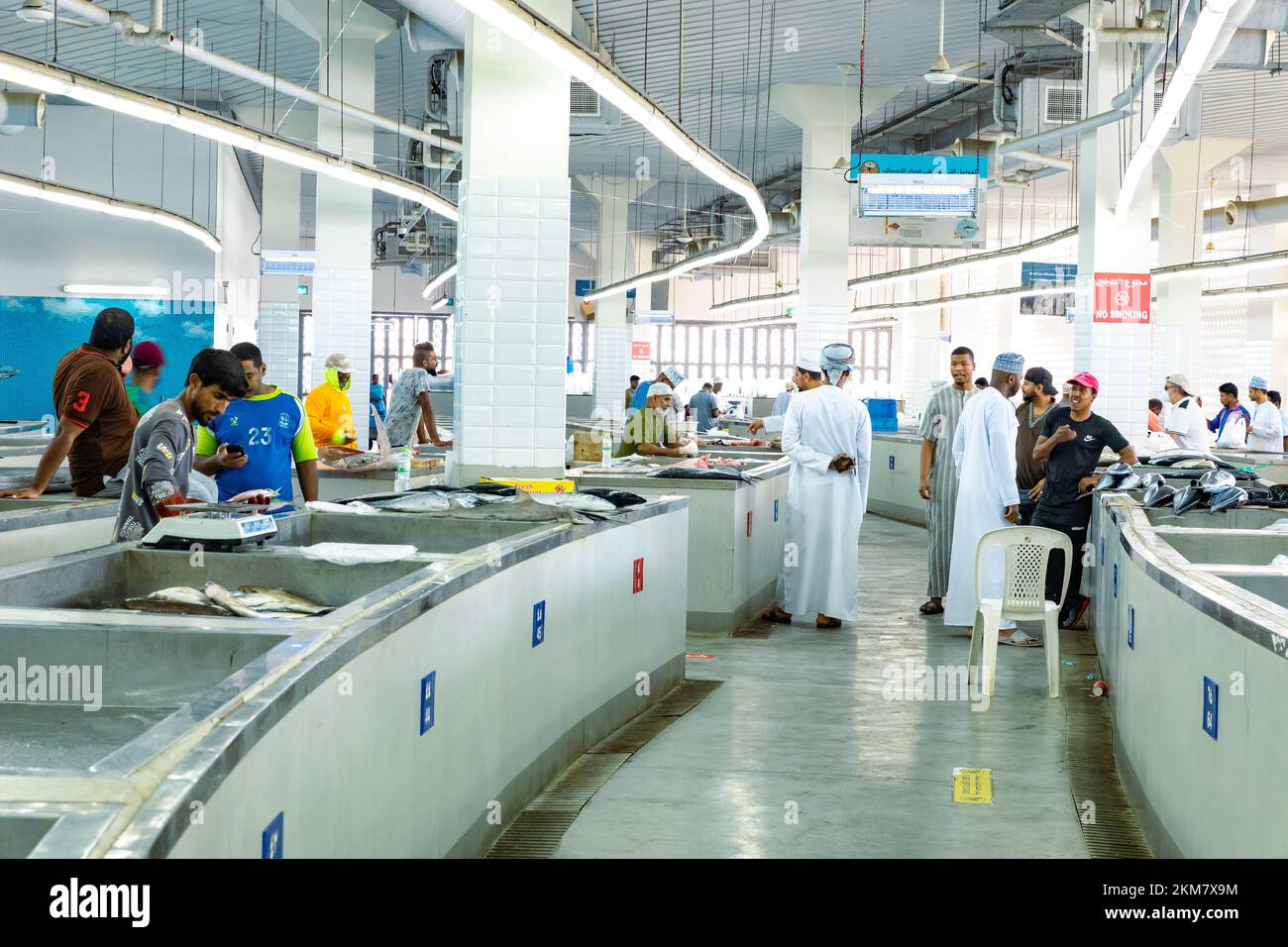 MUTRAH, OMAN - 14 NOVEMBRE 2022 : vendeurs vendant du thon, des sardines et d'autres espèces de poissons au souk de poissons de Mutrah. Oman. Banque D'Images