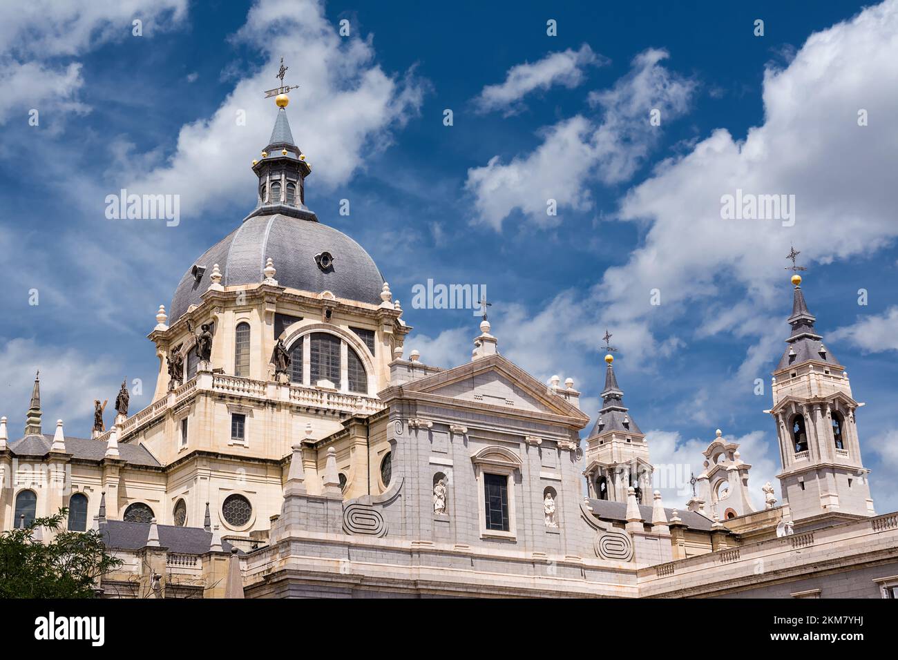 Clocher et dôme de la cathédrale Santa Maria la Real de la Almudena à Madrid Banque D'Images