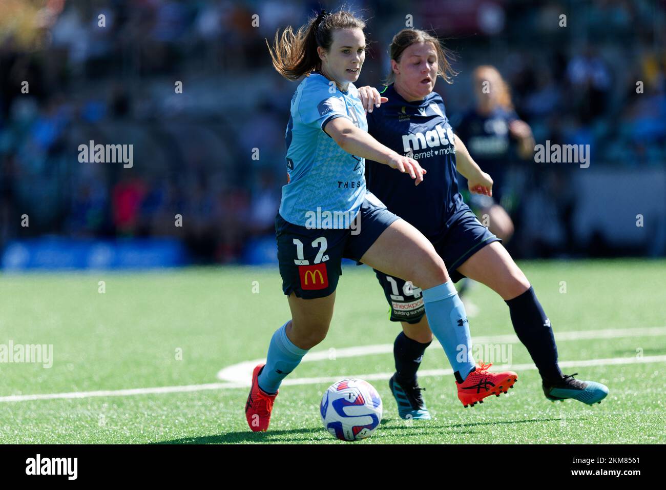 Sydney, Australie. 26th novembre 2022. Melina Ayres de Melbourne victoire rivalise pour le ballon avec Natalie Tobin du FC de Sydney pendant le match entre le FC de Sydney et la victoire de Melbourne à Cromer Park crédit: IOIO IMAGES/Alay Live News Banque D'Images