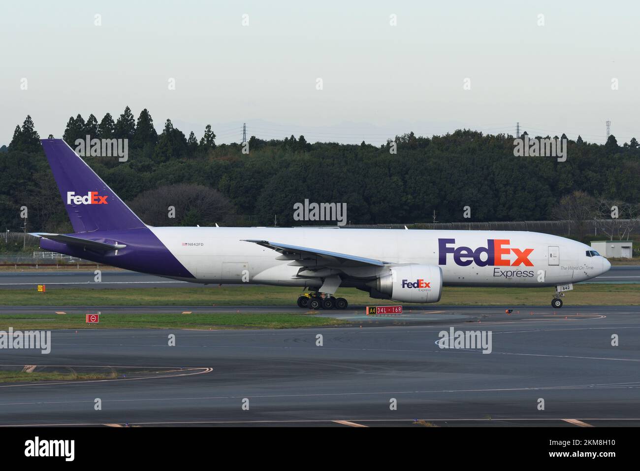 Préfecture de Chiba, Japon - 29 octobre 2021 : avion de transport FedEx Boeing B777-FHT (N842FD). Banque D'Images