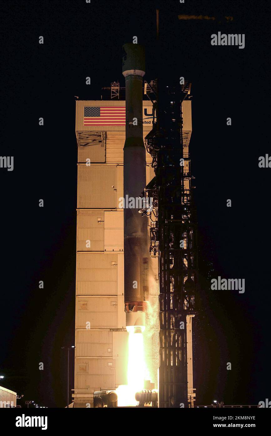 BASE SPATIALE DE VANDENBURG, CALIFORNIE, États-Unis - 10 novembre 2022 - Une fusée United Launch Alliance Atlas V 401 se lève du complexe spatial de lancement 3 à Banque D'Images