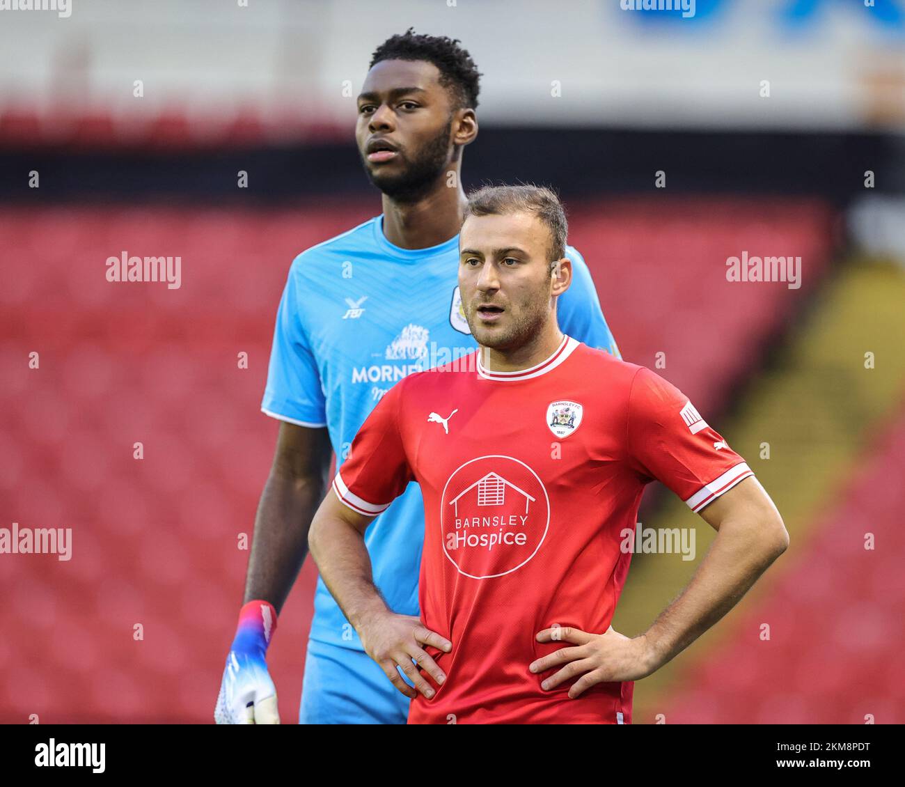 Barnsley, Royaume-Uni. 26th novembre 2022. Herbie Kane #8 de Barnsley est étroitement gardé par Arthur Okonkwo #13 de Crewe Alexandra pour un coin Barnsley lors de la coupe Emirates FA Round 2 Match Barnsley vs Crewe Alexandra à Oakwell, Barnsley, Royaume-Uni, 26th novembre 2022 (photo de Mark Cosgrove/News Images) à Barnsley, Royaume-Uni le 11/26/2022. (Photo de Mark Cosgrove/News Images/Sipa USA) crédit: SIPA USA/Alay Live News Banque D'Images