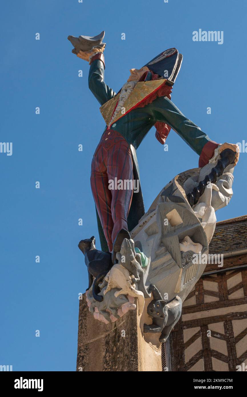 La statue du cadet Rousselle sur la place Charles Surrugue dans la vieille ville d'Auxerre, France Banque D'Images