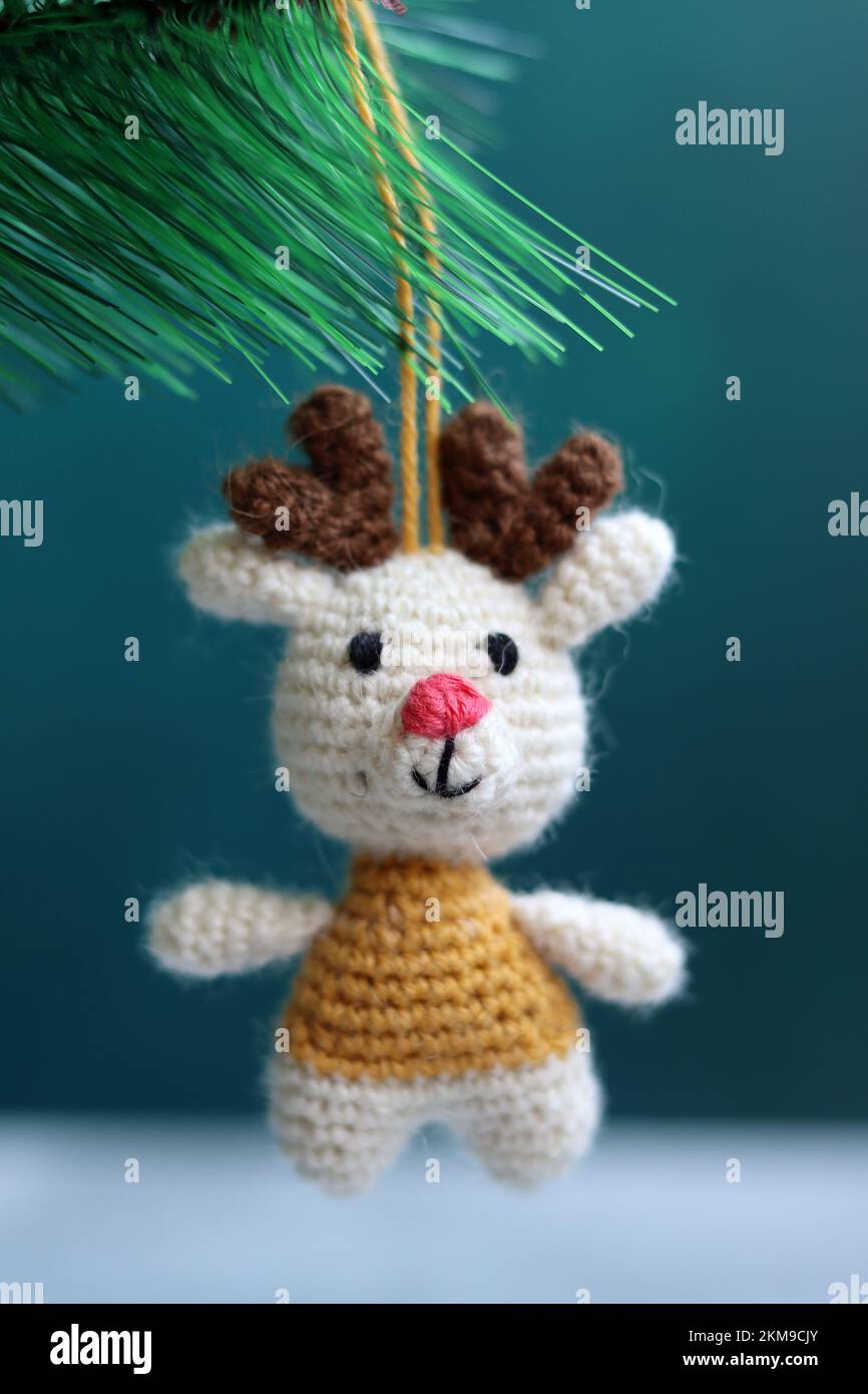 Décoration de Noël en crochet sur un arbre. Mignon jouet amigurumi sur un arbre de Noël vert. Banque D'Images