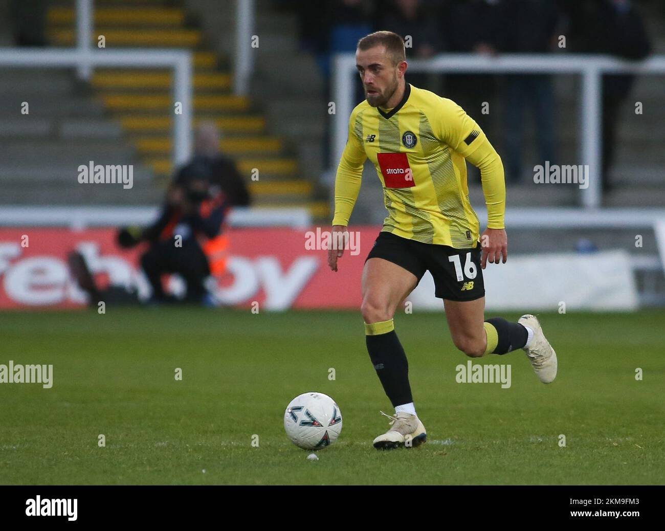 Alex Pattison de Harrogate Town lors de la deuxième ronde de la coupe FA entre Hartlepool United et Harrogate Town à Victoria Park, Hartlepool, le samedi 26th novembre 2022. (Crédit : Michael Driver | MI News) crédit : MI News & Sport /Alay Live News Banque D'Images