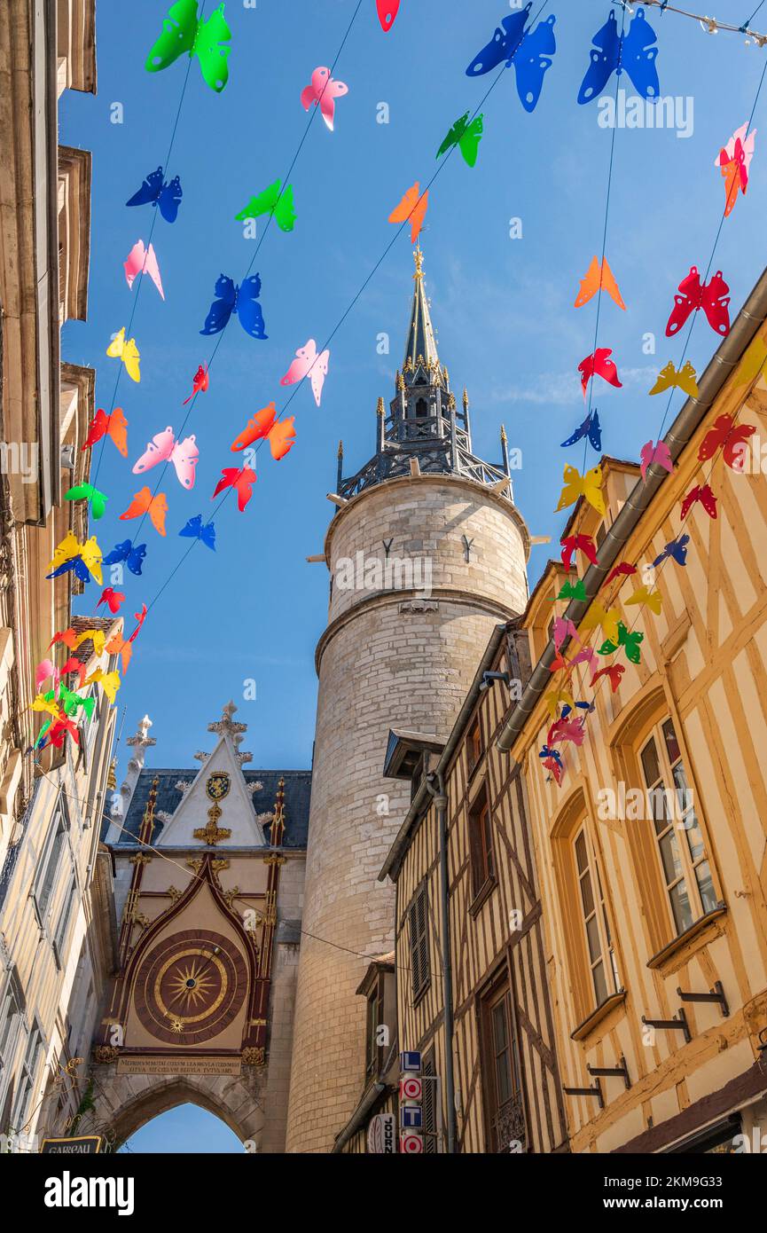 La tour “Tour de l’horloge” (tour de clower) dans la vieille ville d’Auxerre, France Banque D'Images