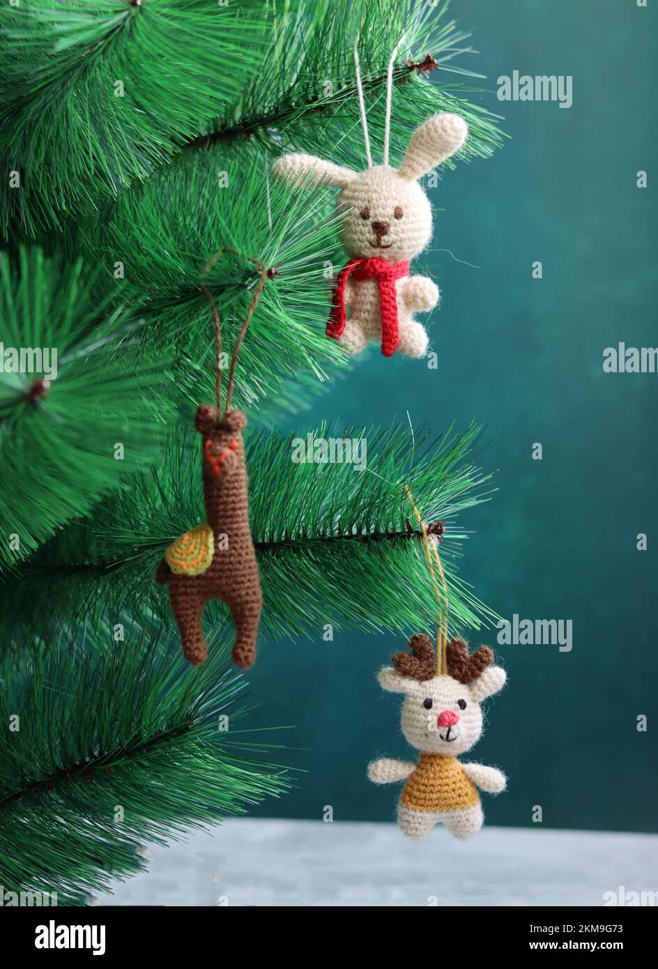 Gros plan sur des jouets en crochet colorés. Décorations de Noël faites à la main. Jouets amigurumi mignons. Banque D'Images