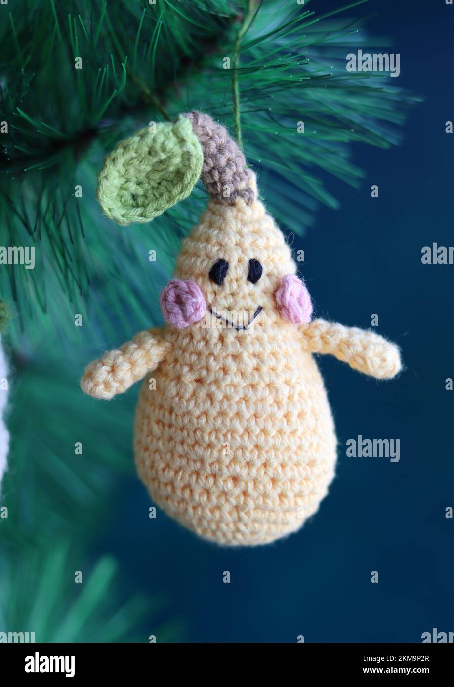 Décoration de Noël en crochet sur un arbre. Mignon jouet amigurumi sur