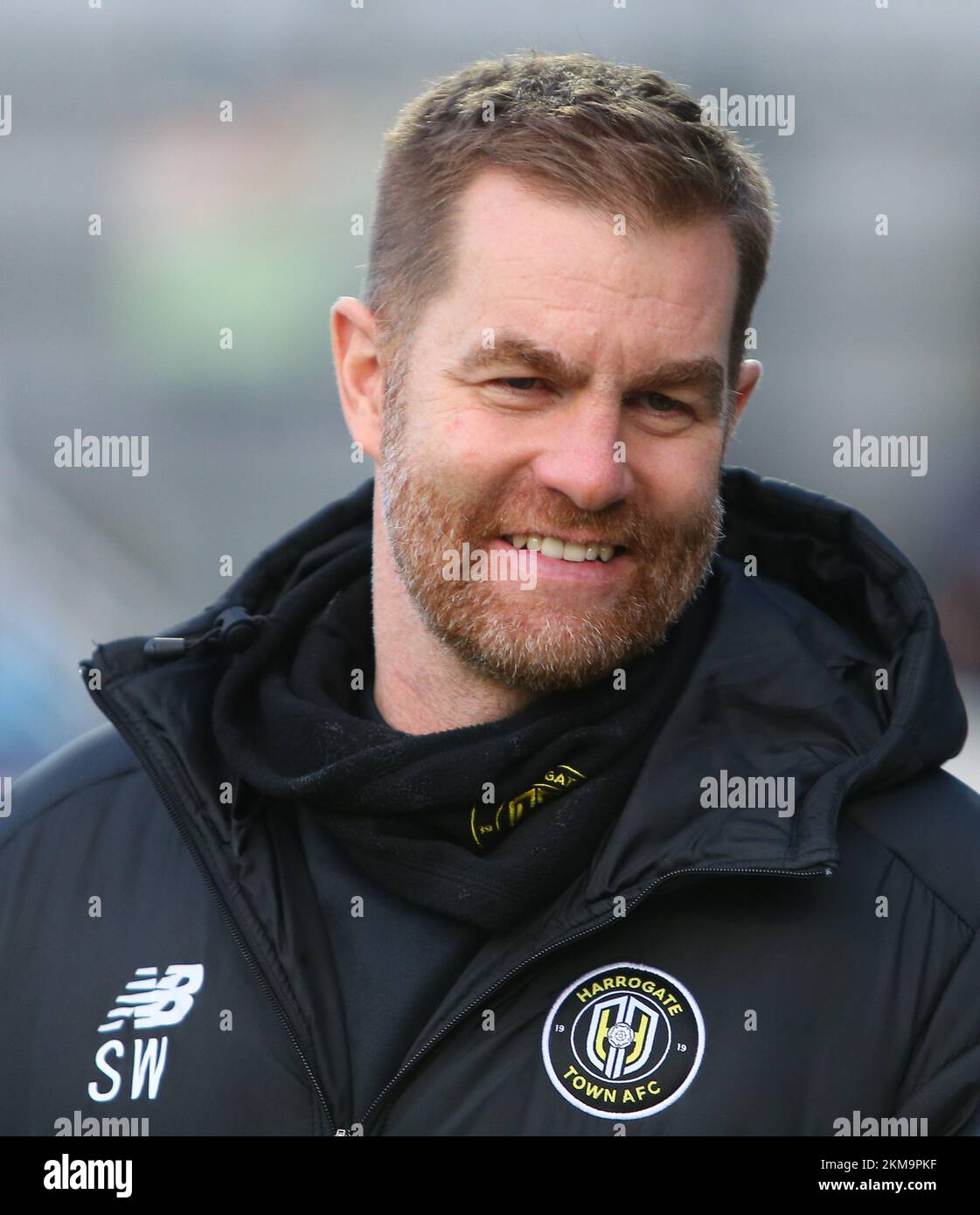 Simon Weaver, directeur de Harrogate, lors de la deuxième ronde de la coupe FA entre Hartlepool United et Harrogate Town, à Victoria Park, à Hartlepool, le samedi 26th novembre 2022. (Crédit : Michael Driver | MI News) crédit : MI News & Sport /Alay Live News Banque D'Images